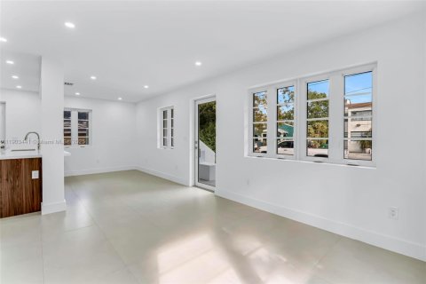 Casa en alquiler en Miami, Florida, 2 dormitorios, 91.97 m2 № 1963534 - foto 7