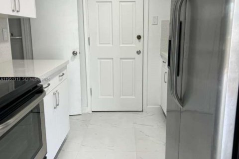 Купить кондоминиум в Майами-Спрингс, Флорида 2 спальни, 97.83м2, № 2006594 - фото 3