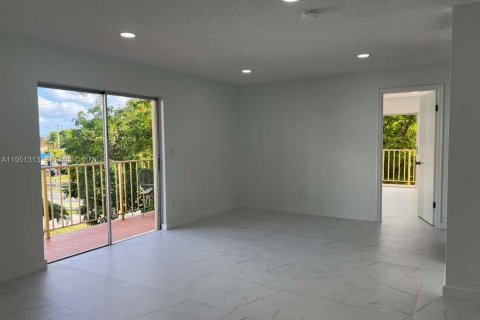 Купить кондоминиум в Майами-Спрингс, Флорида 2 спальни, 97.83м2, № 2006594 - фото 2