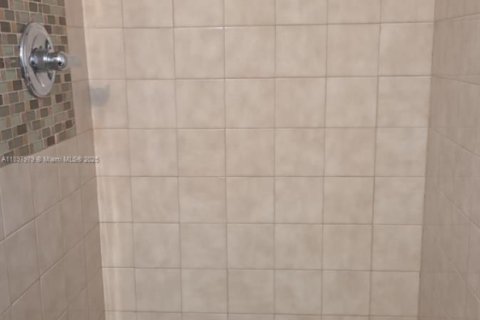 Condo in Miami, Florida, 3 bedrooms  № 2014586 - photo 15