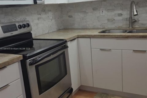 Condo in Miami, Florida, 3 bedrooms  № 2014586 - photo 17