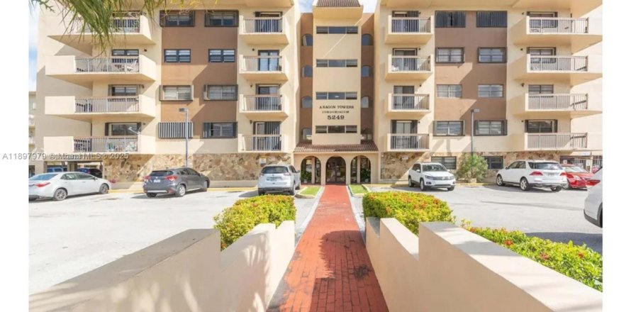Condo in Miami, Florida, 3 bedrooms  № 2014586