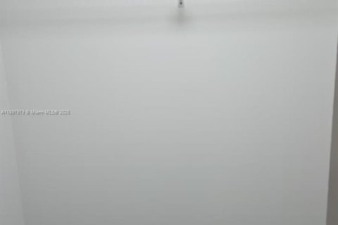 Condo in Miami, Florida, 3 bedrooms  № 2014586 - photo 26