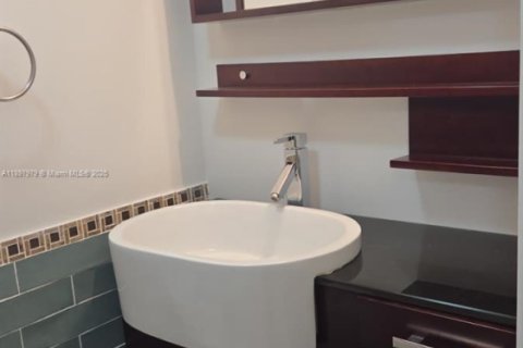 Condo in Miami, Florida, 3 bedrooms  № 2014586 - photo 13