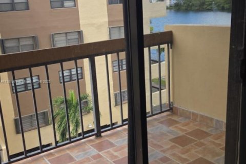 Condo in Miami, Florida, 3 bedrooms  № 2014586 - photo 9