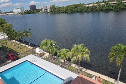 Condo in Miami, Florida, 3 bedrooms  № 2014586 - photo 25