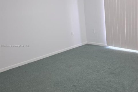 Condo in Miami, Florida, 3 bedrooms  № 2014586 - photo 10