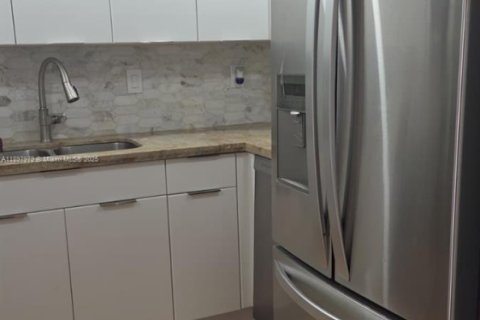 Condo in Miami, Florida, 3 bedrooms  № 2014586 - photo 16