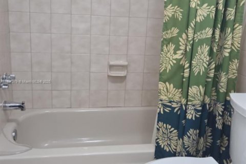 Condo in Miami, Florida, 3 bedrooms  № 2014586 - photo 12