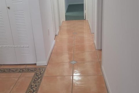 Condo in Miami, Florida, 3 bedrooms  № 2014586 - photo 5