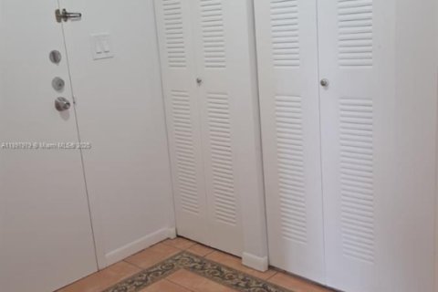 Condo in Miami, Florida, 3 bedrooms  № 2014586 - photo 4