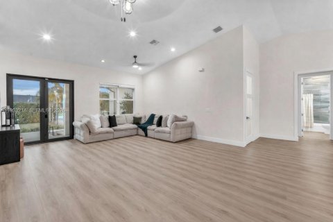 Купить виллу или дом в Локсахатчи-Гроувс, Флорида 4 спальни, 190.17м2, № 2054714 - фото 15