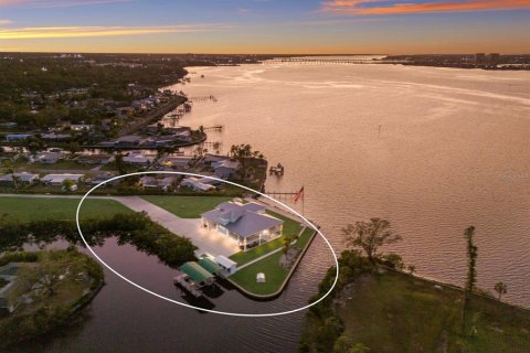 House in Bradenton, Florida 5 bedrooms, 547.47 sq.m. № 1590425 - photo 5