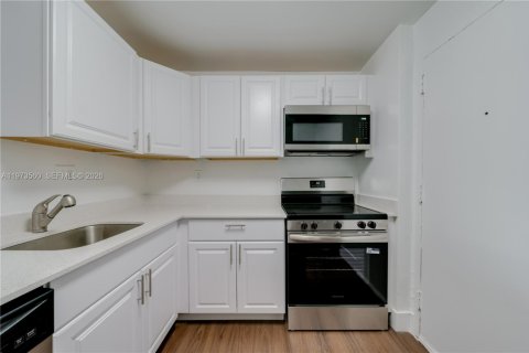 Commercial property in Miami, Florida № 2034081 - photo 16