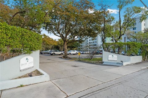 Commercial property in Miami, Florida № 2034081 - photo 12