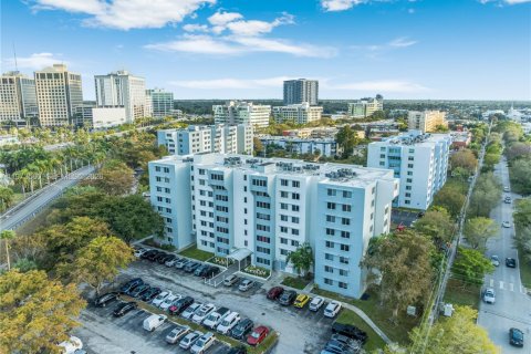 Commercial property in Miami, Florida № 2034081 - photo 2