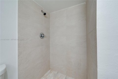 Commercial property in Miami, Florida № 2034081 - photo 24