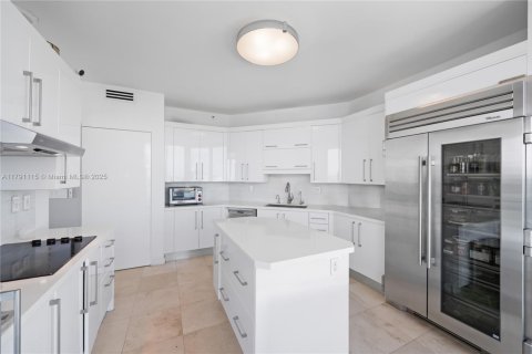 Condo in Miami Beach, Florida, 3 bedrooms  № 1936784 - photo 24