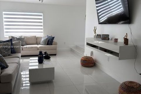 Villa ou maison à vendre à Miami, Floride: 3 chambres, 131.92 m2 № 1970208 - photo 2