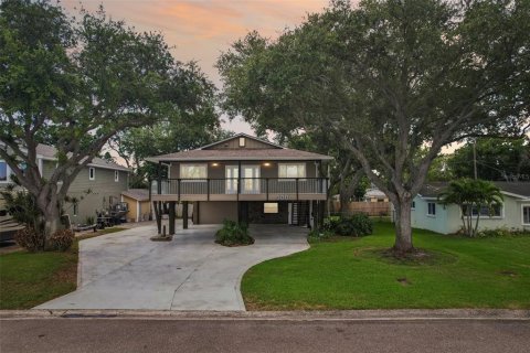 House in Saint Petersburg, Florida 3 bedrooms, 157.19 sq.m. № 2230875