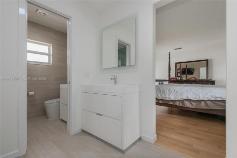 House in Hollywood, Florida 3 bedrooms, 174.66 sq.m. № 2041676 - photo 9