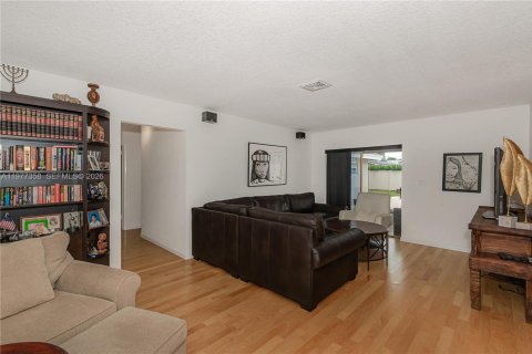 House in Hollywood, Florida 3 bedrooms, 174.66 sq.m. № 2041676 - photo 25