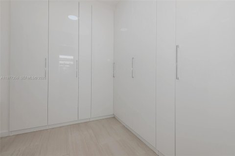 House in Hollywood, Florida 3 bedrooms, 174.66 sq.m. № 2041676 - photo 13