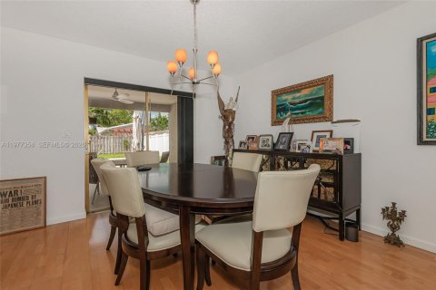 House in Hollywood, Florida 3 bedrooms, 174.66 sq.m. № 2041676 - photo 18