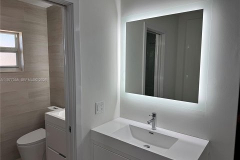 House in Hollywood, Florida 3 bedrooms, 174.66 sq.m. № 2041676 - photo 2
