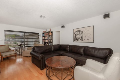 House in Hollywood, Florida 3 bedrooms, 174.66 sq.m. № 2041676 - photo 23