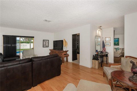 House in Hollywood, Florida 3 bedrooms, 174.66 sq.m. № 2041676 - photo 24