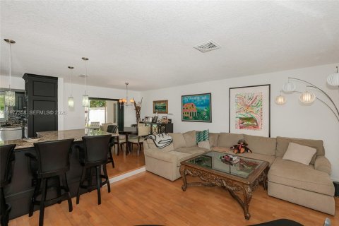 House in Hollywood, Florida 3 bedrooms, 174.66 sq.m. № 2041676 - photo 21