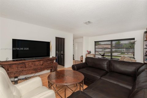 House in Hollywood, Florida 3 bedrooms, 174.66 sq.m. № 2041676 - photo 22