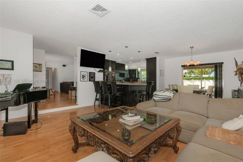 House in Hollywood, Florida 3 bedrooms, 174.66 sq.m. № 2041676 - photo 20