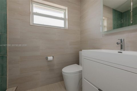 House in Hollywood, Florida 3 bedrooms, 174.66 sq.m. № 2041676 - photo 10