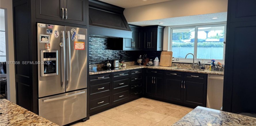 House in Hollywood, Florida 3 bedrooms, 174.66 sq.m. № 2041676