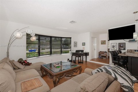 House in Hollywood, Florida 3 bedrooms, 174.66 sq.m. № 2041676 - photo 16