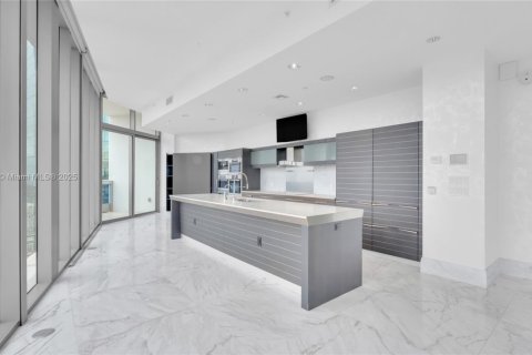 Condominio en venta en Miami, Florida, 4 dormitorios, 400.41 m2 № 1927768 - foto 15