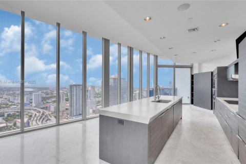 Condominio en venta en Miami, Florida, 4 dormitorios, 400.41 m2 № 1927768 - foto 17