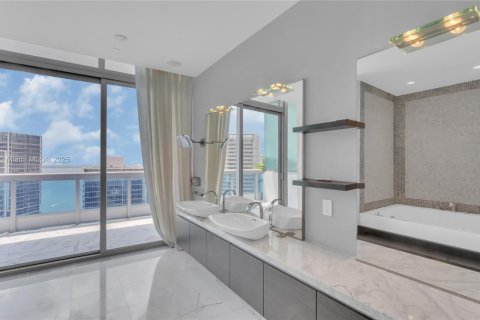 Condominio en venta en Miami, Florida, 4 dormitorios, 400.41 m2 № 1927768 - foto 22