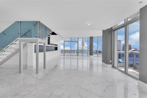 Condominio en venta en Miami, Florida, 4 dormitorios, 400.41 m2 № 1927768 - foto 13