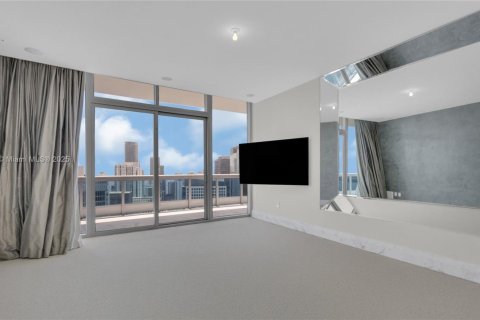 Condominio en venta en Miami, Florida, 4 dormitorios, 400.41 m2 № 1927768 - foto 18