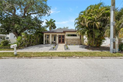 House in Sarasota, Florida 3 bedrooms, 166.57 sq.m. № 2105088 - photo 19