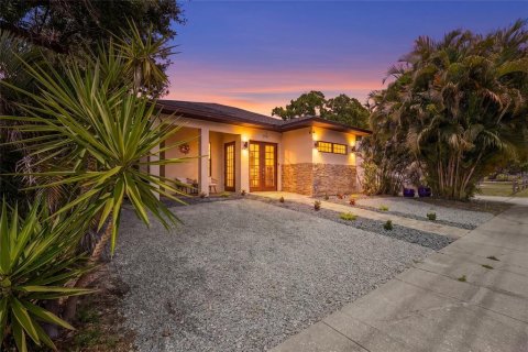 House in Sarasota, Florida 3 bedrooms, 166.57 sq.m. № 2105088