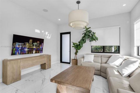 House in Hialeah, Florida 4 bedrooms, 148.64 sq.m. № 1976849 - photo 6