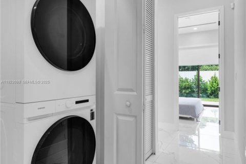 House in Hialeah, Florida 4 bedrooms, 148.64 sq.m. № 1976849 - photo 26