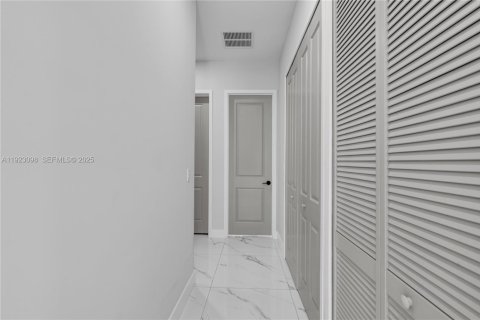 House in Hialeah, Florida 4 bedrooms, 148.64 sq.m. № 1976849 - photo 20