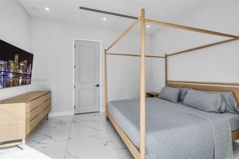 House in Hialeah, Florida 4 bedrooms, 148.64 sq.m. № 1976849 - photo 16