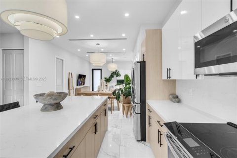 House in Hialeah, Florida 4 bedrooms, 148.64 sq.m. № 1976849 - photo 10