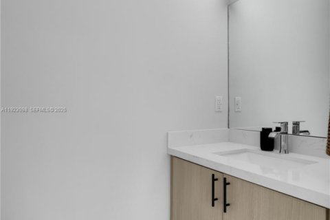 House in Hialeah, Florida 4 bedrooms, 148.64 sq.m. № 1976849 - photo 13